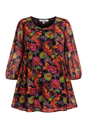 Sort tunikabluse med gennemsigtige trekvartlange pufærmer og et lyst blomsterprint i orange, pink, grønne og lilla farver.