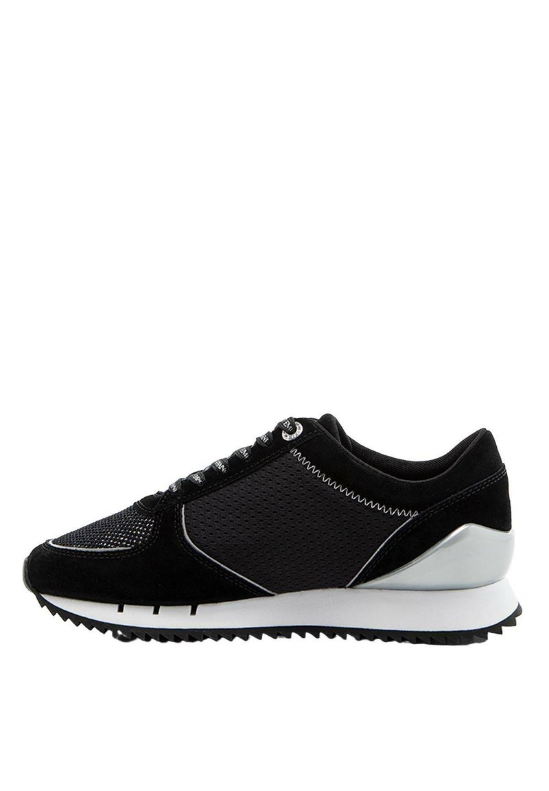 Sneaker sportivo nero con un mix di materiali in suede e mesh, caratterizzato da una superficie texturizzata, lacci rotondi e un accento argentato sul tallone.