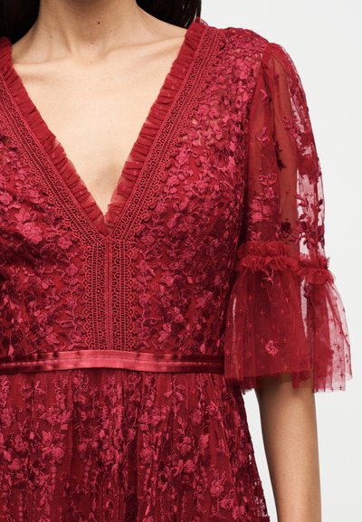 Rotes Spitzenkleid mit tiefem V-Ausschnitt, transparenten Puffärmeln, besticktem Blumenmuster und Details mit Satinbund. Strukturiertes und elegantes Design.