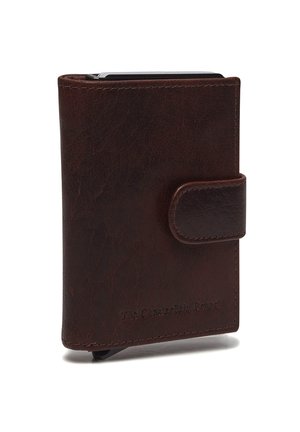 Portefeuille en cuir brun avec une texture lisse, de forme rectangulaire, doté d'une fermeture à pression et d'un logo en relief sur le devant.