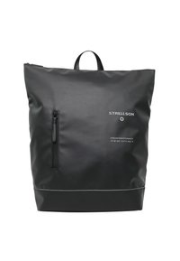Mochila impermeable negra con forma rectangular. Presenta un bolsillo con cremallera en la parte frontal, un asa superior y detalles de logo. Superficie de textura suave.