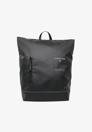 Černý voděodolný batoh s obdélníkovým tvarem. Obsahuje přední zipovou kapsu, horní rukojeť a detaily s logem. Hladký texturový povrch.