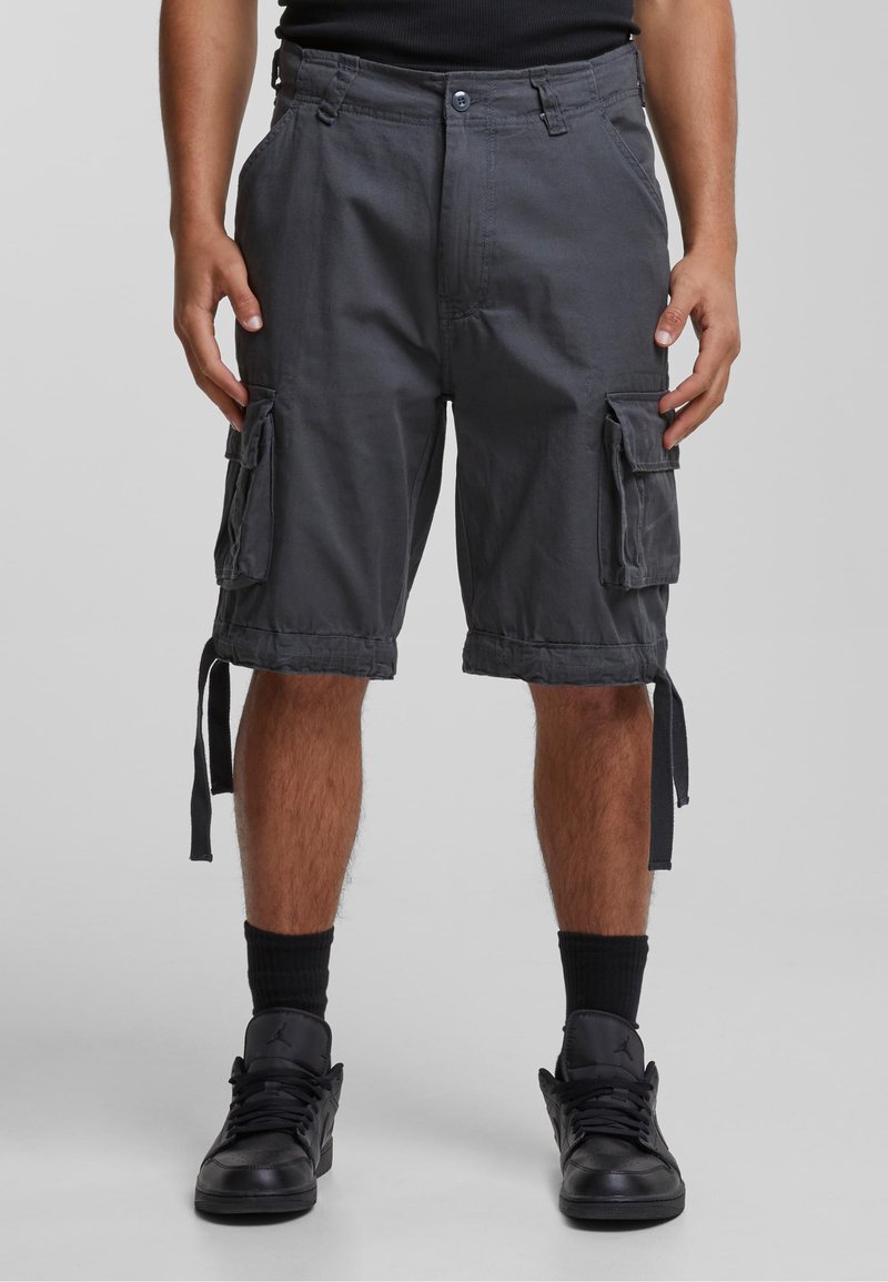 Shorts cargo en tissu gris foncé, avec deux poches latérales et des ajustements par lien au niveau des ourlets. Devant plat avec fermeture à bouton.