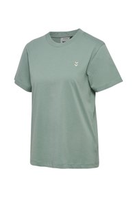 T-shirt vert uni à manches courtes et col rond avec un petit logo double chevron blanc sur le côté gauche de la poitrine.