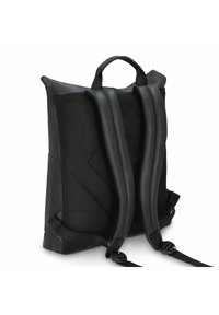 Schwarzer Rucksack mit sleekem Design, ausgestattet mit gepolsterten Mesh-Trägern, einer strukturierten Oberfläche und zwei oberen Griffen für einfachen Transport.