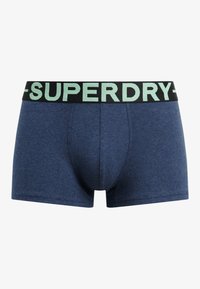 Granatowe bokserki z czarnym paskiem z wytłoczonym jasnoszarym napisem "SUPERDRY". Wykonane z miękkiego, elastycznego materiału dla wygody.