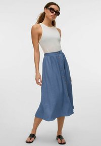Vero Moda VMMELANEY BUTTON CALF - A-lõikeline seelik - china blue