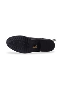 Semelle de chaussure noire en caoutchouc texturé, avec des motifs de semelles et un bout arrondi. Zone de talon renforcée et accent de marque visible.