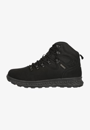 Botte de randonnée noire en matériau synthétique, présentant un design montante, des œillets en métal et une semelle en caoutchouc à motifs pour une meilleure traction.
