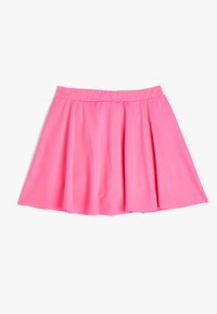 Falda plisada rosa con una cinturilla elástica, hecha de una tela suave y ligera, con una longitud a medio muslo y sin patrones visibles.