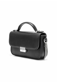 Czarna skórzana torebka z srebrnym zapięciem, o uporządkowanym designie, z krótkim uchwytem oraz odpinanym łańcuchem. Gładka textura z subtelnymi detalami przeszycia.