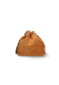 Borsa a secchiello in suede marrone con chiusura a cordoncino, forma arrotondata e texture morbida. Presenta dettagli in metallo dorato e frange laterali.