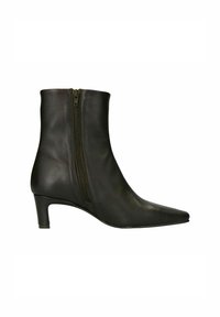 Bottine en cuir noir avec un bout pointu, dotée d'une fermeture éclair latérale. Le design comprend un talon fin et une texture lisse.