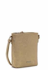 Bolso de mano cruzado de imitación cuero dorado con forma rectangular plana, correa corta, cierre de cremallera y un acento de logo plateado en el frente.