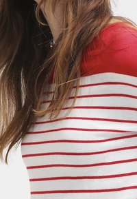 Rood en wit gestreepte gebreide top met korte mouwen, met een bootnek ontwerp en een zachte stoftextuur. Benadrukt casual kleding.