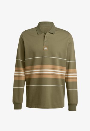 Langarm-Polohemd aus olivgrünem Baumwollstoff, mit horizontalen Streifen in Beige und Weiß, Knopfleiste und Logopatch am Kragen.