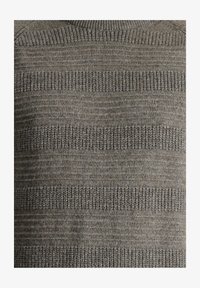 Niewybrane, medium brown