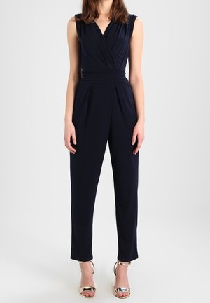 Marineblaues Jumpsuit mit einem Wickel-Frontdesign, ärmellosen Schultern und schmal zulaufenden Beinen. Glatte Stofftextur mit tailliertem Schnitt.