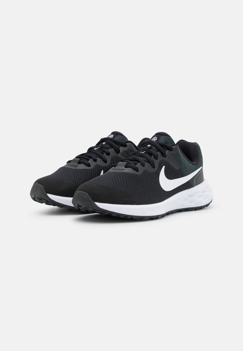 6 black/white/dark smoke (GS) grey/schwarz - Neutral - REVOLUTION Laufschuh NIKE Performance Nike