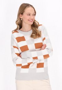 Strickpullover mit einem karierten Muster in Weiß, Hellgrau und Rostfarben, Rundhalsausschnitt sowie gerippten Bündchen und Saum.