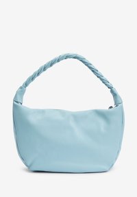 Sac d'épaule bleu clair avec une poignée tressée et un corps lisse, légèrement affaissé, sur un fond blanc uni.