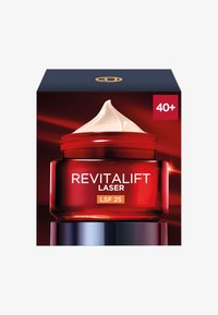 Röd glasburk med ett vitt lock i form av en krämdom. Svart etikett med guldaccenter, texten "REVITALIFT LASER LSF 25", och en röd panel som indikerar "40+."