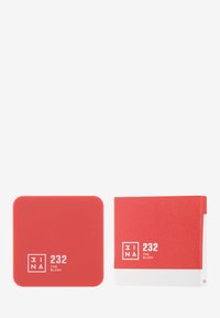 Emballage compact carré rouge avec une texture lisse. Présente un texte blanc : "3INA 232 THE BLUSH." Design élégant, esthétique minimaliste.
