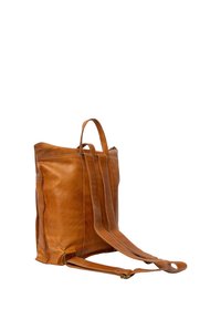 Bruine leren tote bag met een gladde textuur, verticale naden, twee lange hengsels en een handvat aan de bovenkant. Ritsluiting aan de bovenkant.