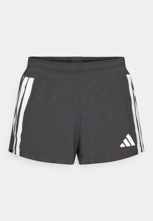 Shorts de sport gris foncé en tissu respirant, avec des bandes blanches sur les côtés et un logo. Le design comprend une texture perforée pour la ventilation.