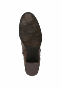 Hnědá kožená podešev s texturovaným gripem a jemným vlnitým vzorem, zaoblenou špičkou a zpevněnými okraji pro odolnost.