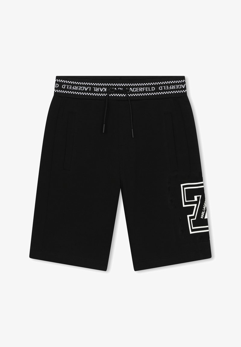 Pantaloni corti neri fino al ginocchio con tasche laterali, vita con cordoncino che presenta il testo "Karl Lagerfeld" e un logo "K" contornato in bianco sulla gamba destra.