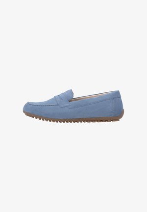 Mocassin à enfiler en daim bleu clair avec une semelle en caoutchouc marron dotée de rainures surélevées, présenté de profil sur fond blanc.