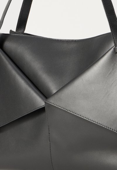 Borsa a tracolla in pelle nera con un design geometrico caratterizzato da sezioni piegate, texture liscia e manici superiori. Le cuciture decorative esaltano la struttura.