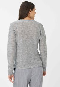 Grauer gestrickter Pullover mit strukturiertem Finish und subtilen Glitzer-Effekten. Verfügt über lange Ärmel und einen gerippten Saum, entworfen für eine lockere Passform.