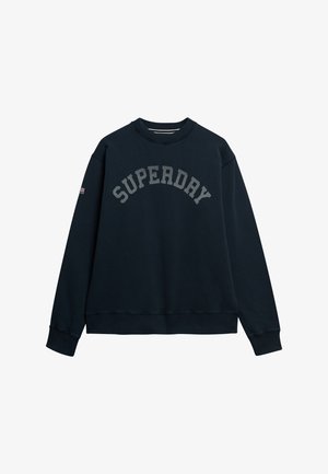 Navyblauwe sweatshirt met een geribbelde ronde hals en lange mouwen. Beschikt over een grijze gebogen "SUPERDAY" logo aan de voorkant en geribbelde zoomen.