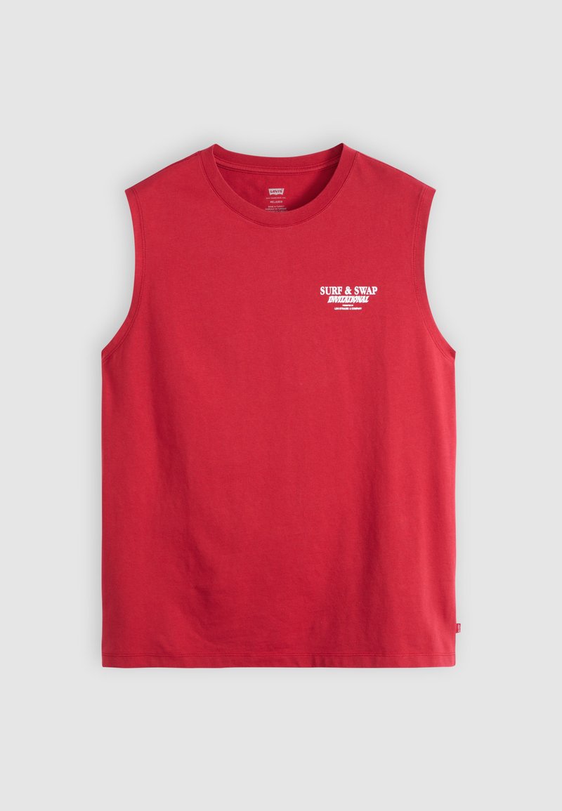 Rotes ärmelloses Rundhals-Shirt mit weißem Schriftzug „SURF & SWAP“ auf der oberen linken Brust vor einfarbigem Hintergrund.