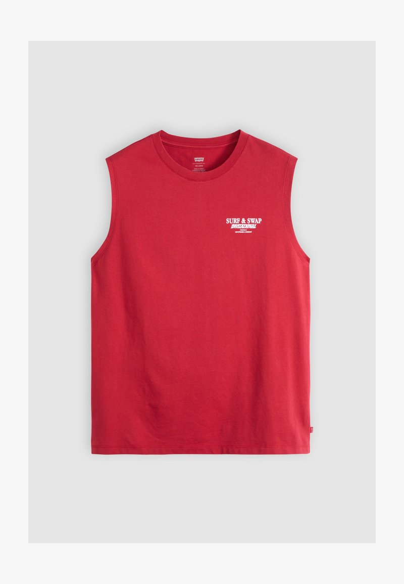 Rotes ärmelloses Rundhals-Shirt mit weißem Schriftzug „SURF & SWAP“ auf der oberen linken Brust vor einfarbigem Hintergrund.
