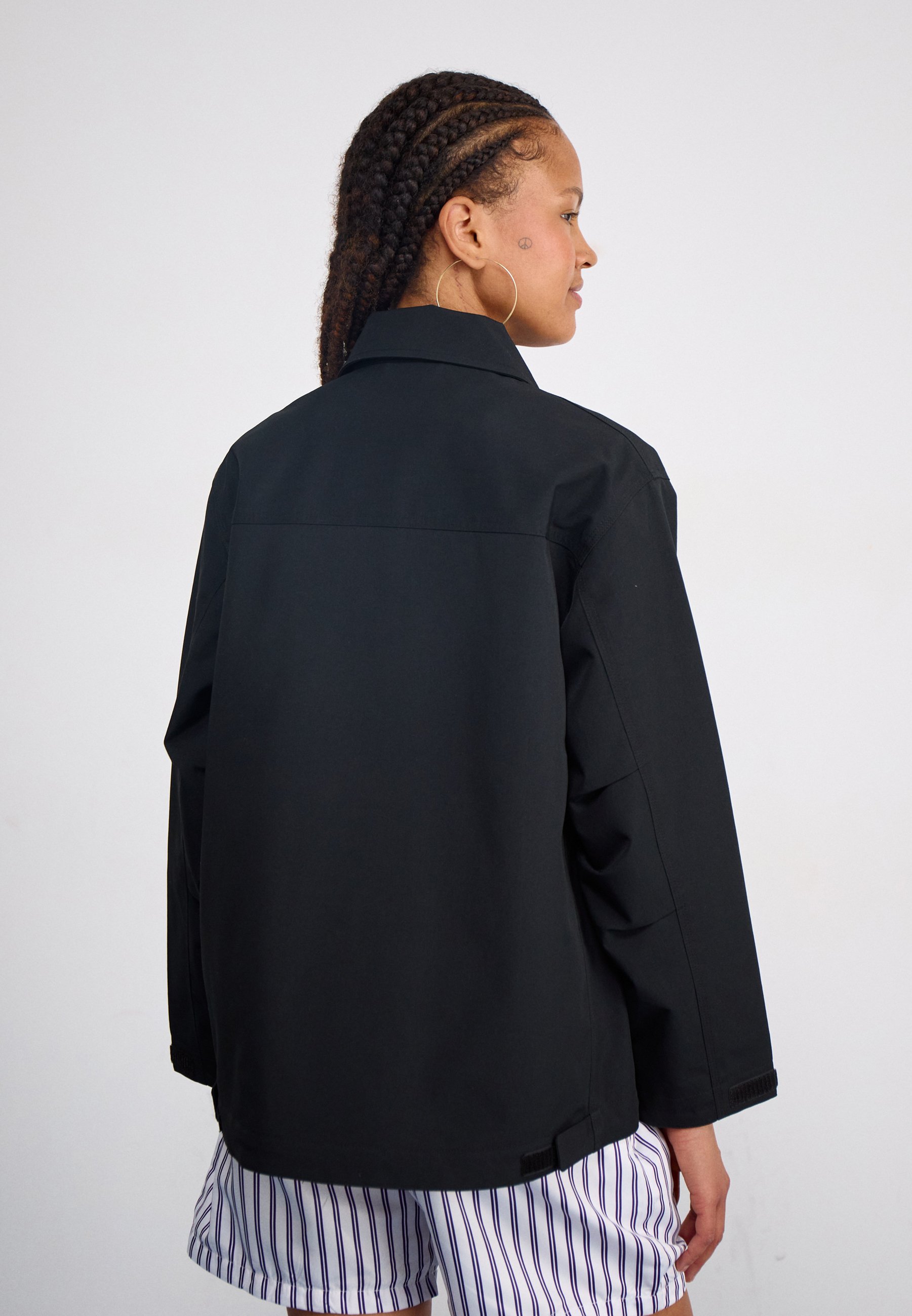 ブルゾン Carhartt Wip Barnett Black Jacket eyJidWNrZXQiOiJic3RuLWltYWdlLX