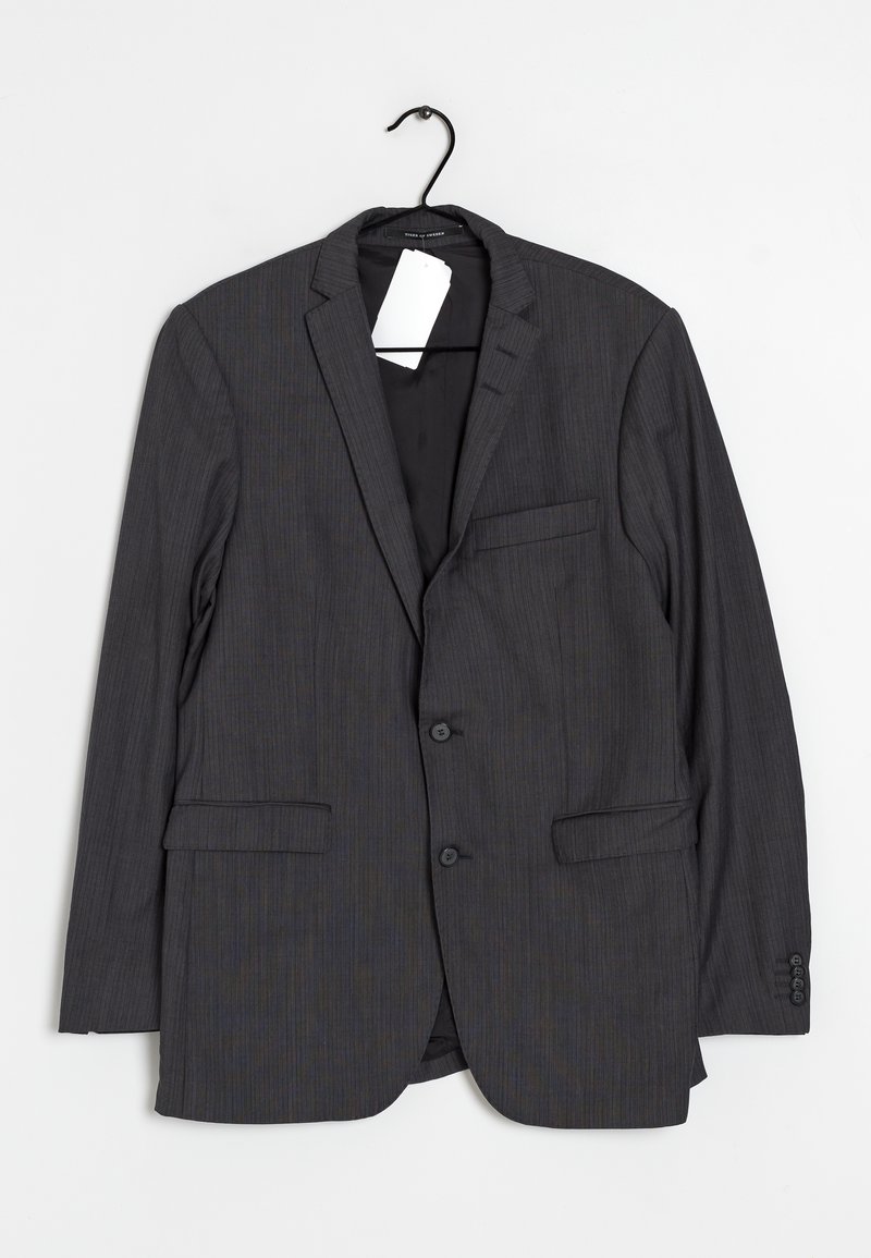 Šedý pruhovaný blazer s dvěma předními kapsami, zapínání na jeden knoflík, s klopami a visícím štítkem. Matná textilie, přizpůsobený střih.
