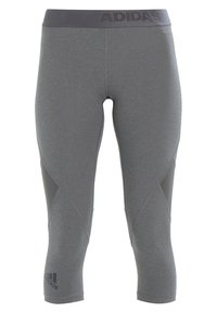 Šedé tříčtvrteční sportovní legíny Adidas s širokým pasem a logem na levé nohavici blízko lemu.