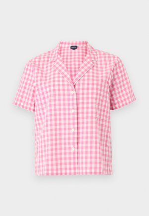 Kortermet rosa og hvit rutete skjorte med knapper, krage og en enkelt brystlomme, vist på ensfarget bakgrunn.