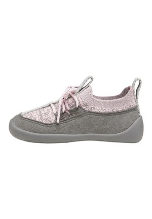 Basket basse avec dessus en maille rose clair, empiècements en daim gris, semelle en caoutchouc grise et lacets rose-gris, vue du côté extérieur.