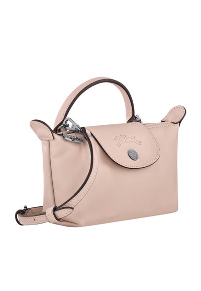 Hellrosa Lederhandtasche mit runder Form, Klappenverschluss und kontrastierendem dunklem Rand. Verfügt über einen silberfarbenen Verschluss und geprägte Details.