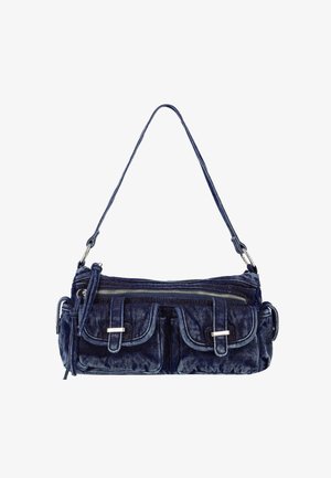 Sötétkék farmer anyagból készült kézitáska texturált felülettel, két első zsebbel, cipzáras felső résszel és állítható pánttal. Ezüst színű fém részletek.