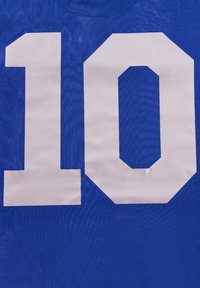 Jersey deportivo azul con un gran número "10" en blanco impreso de manera prominente. El material parece ser de malla y texturizado, típico de la ropa atlética.