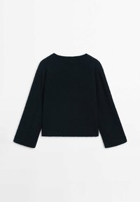 Ciemnoniebieski, dziany sweter o krótkim kroju, z długimi, szerokimi rękawami i okrągłym dekoltem, charakteryzujący się prążkowaną teksturą.