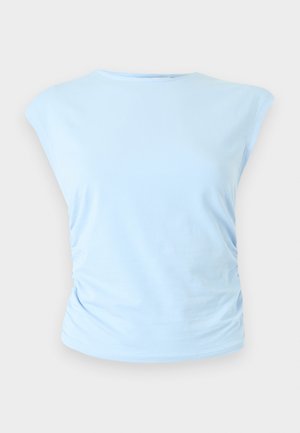 Svetlomodrý tielkový top s okrúhlym výstrihom a jemným riasením na boku na neutrálnom pozadí.