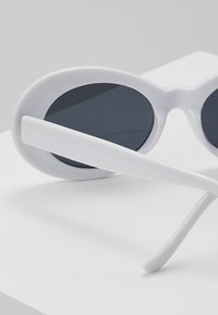 Urban Classics COBAIN - Gafas de sol - white/smoke