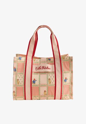 Torba na ramię w kremowo-czerwone paski z ilustracjami niedźwiedzi w kapeluszach oraz logo "Cath Kidston" na przedniej kieszeni.