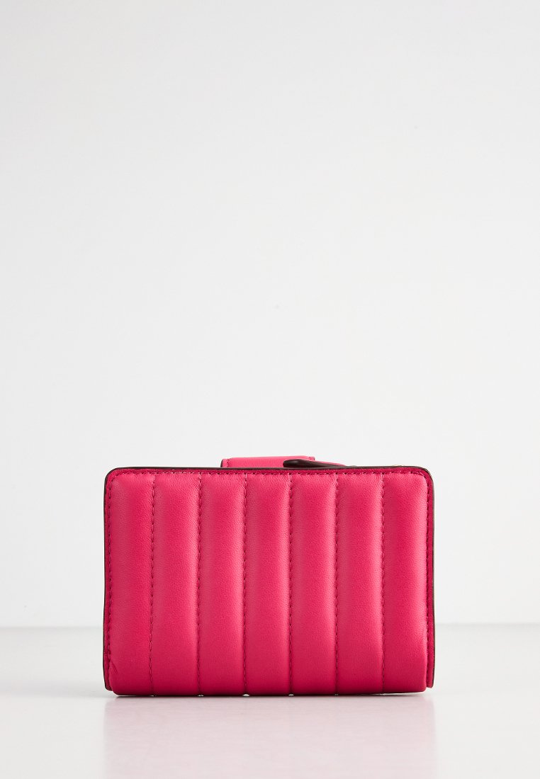 Różowy pikowany portfel o prostokątnym kształcie, z pionowym przeszyciem i zapięciem na zatrzask. Wykonany z gładkiego, syntetycznego materiału.